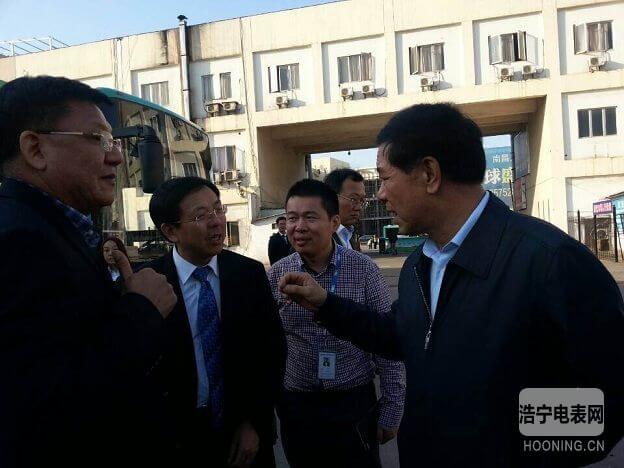 江西省常委、常務(wù)副省長莫建成參觀由科陸電子參與建設(shè)的國內(nèi)首個(gè)民間資本投資新能源汽車充電站