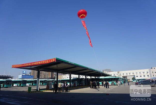 江西省常委、常務(wù)副省長莫建成參觀由科陸電子參與建設(shè)的國內(nèi)首個(gè)民間資本投資新能源汽車充電站